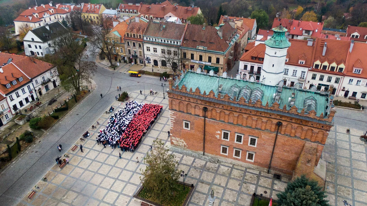 Biało-czerwone morze na Rynku Sandomierza. Co kryje się za niezwykłym zgromadzeniem? - Zdjęcie główne