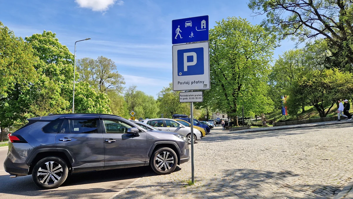 Kompleksowy przewodnik po parkingach w Sandomierzu: darmowe i płatne opcje - Zdjęcie główne