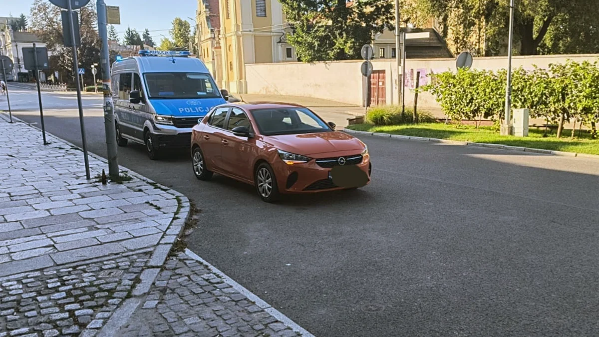 Pijany rowerzysta wjechał w auto z dwójką dzieci. Stłuczka na Mickiewicza w Sandomierzu - Zdjęcie główne