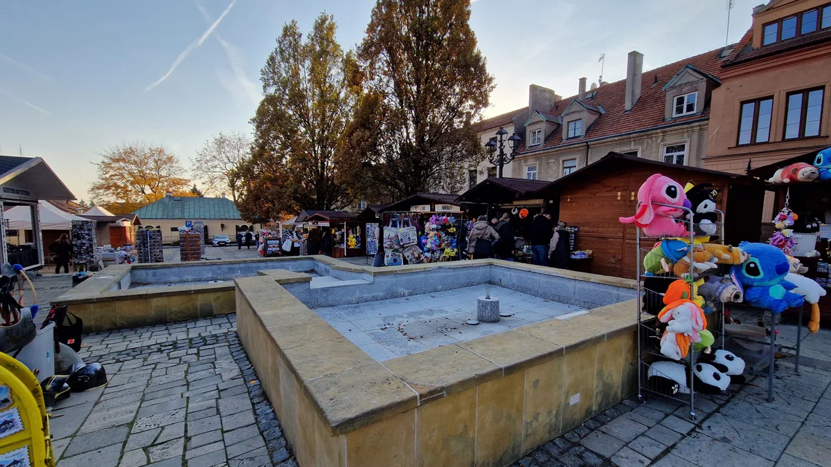 Radni biorą się za targowisko i Mały Rynek w Sandomierzu - Zdjęcie główne