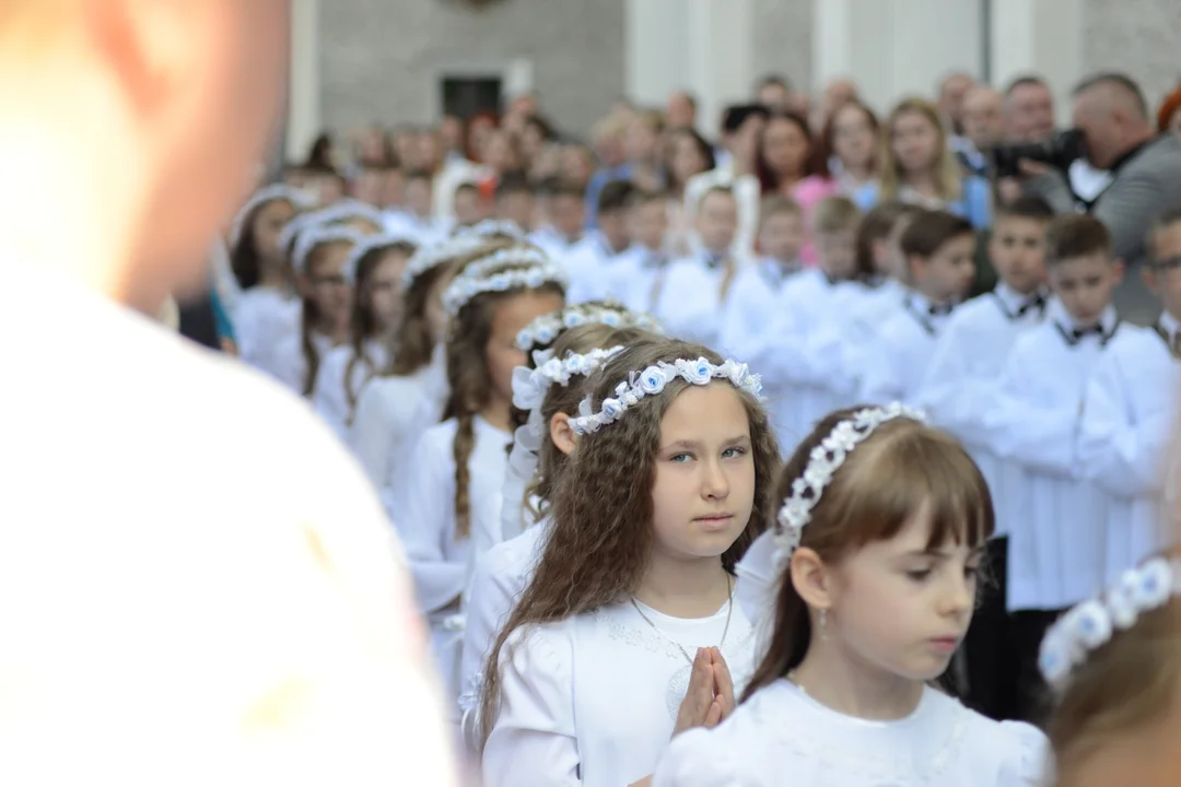 Pierwsza Komunia Święta dzieci ze Szkoły Podstawowej numer 10 w Tarnobrzegu. Parafia Matki Bożej Nieustającej Pomocy