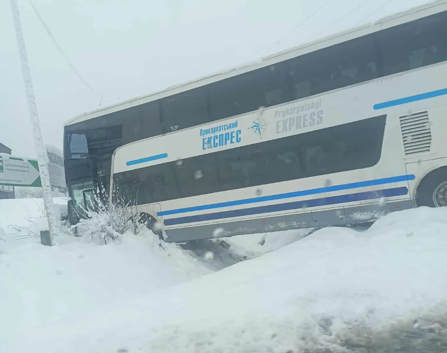Autokar przeleciał nad rowem i utkwił na skraju drogi