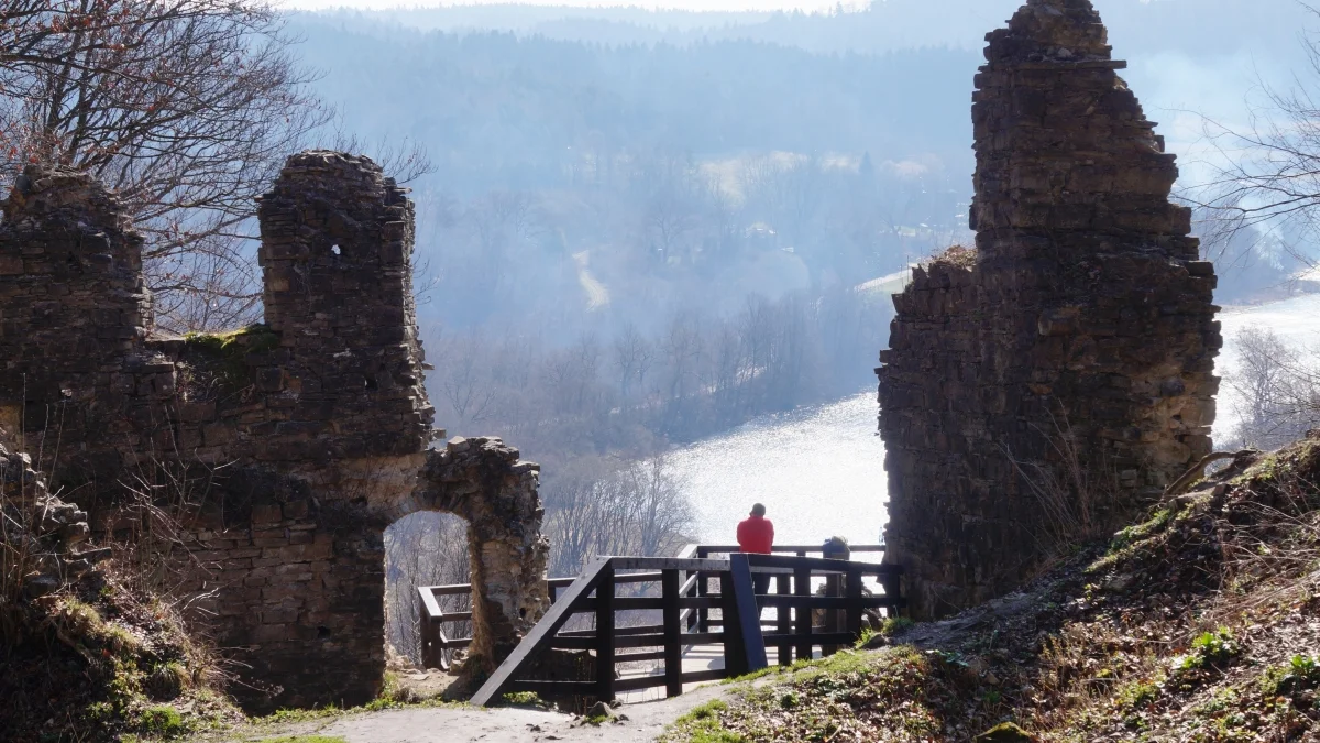 Zamek Sobień. Malownicze ruiny zamku i panorama na rzekę San. Dlaczego warto go odwiedzić? [ZDJĘCIA, WIDEO] - Zdjęcie główne