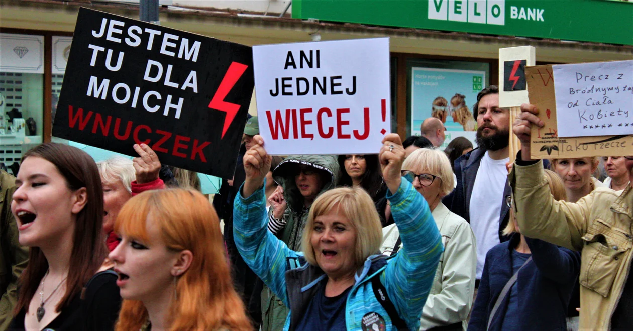 "Ani jednej więcej. Przestańcie nas zabijać". Ulicami Rzeszowa przeszła manifestacja. Protesty w całej Polsce [ZDJĘCIA] - Zdjęcie główne