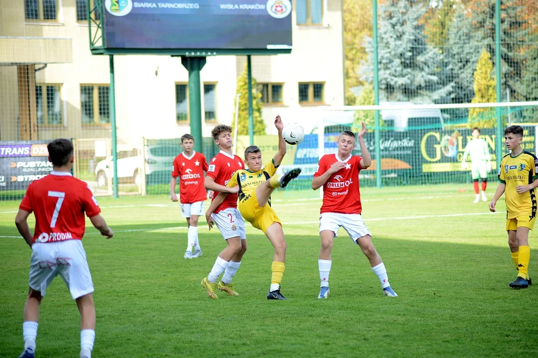 Centralna Liga Juniorów U-15: Siarka Tarnobrzeg przegrywa przy Niepodległości z Wisłą Kraków. Zobacz fotografie z tego spotkania [ZDJĘCIA] - Zdjęcie główne