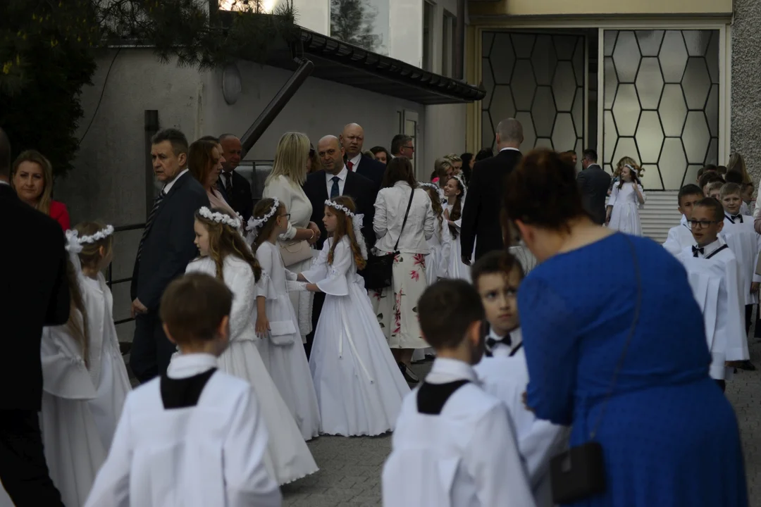 Pierwsza Komunia Święta dzieci ze Szkoły Podstawowej numer 10 w Tarnobrzegu. Parafia Matki Bożej Nieustającej Pomocy
