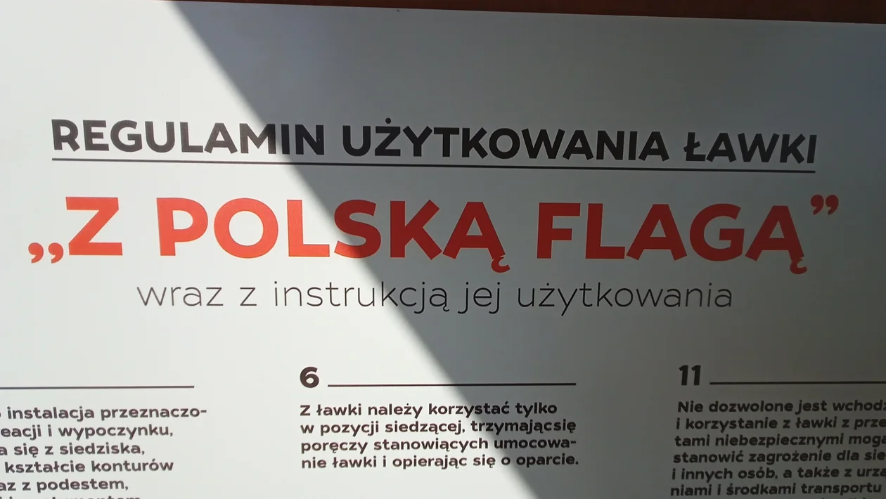 Nowa ławka na rzeszowskich Bulwarach "z polską flagą"