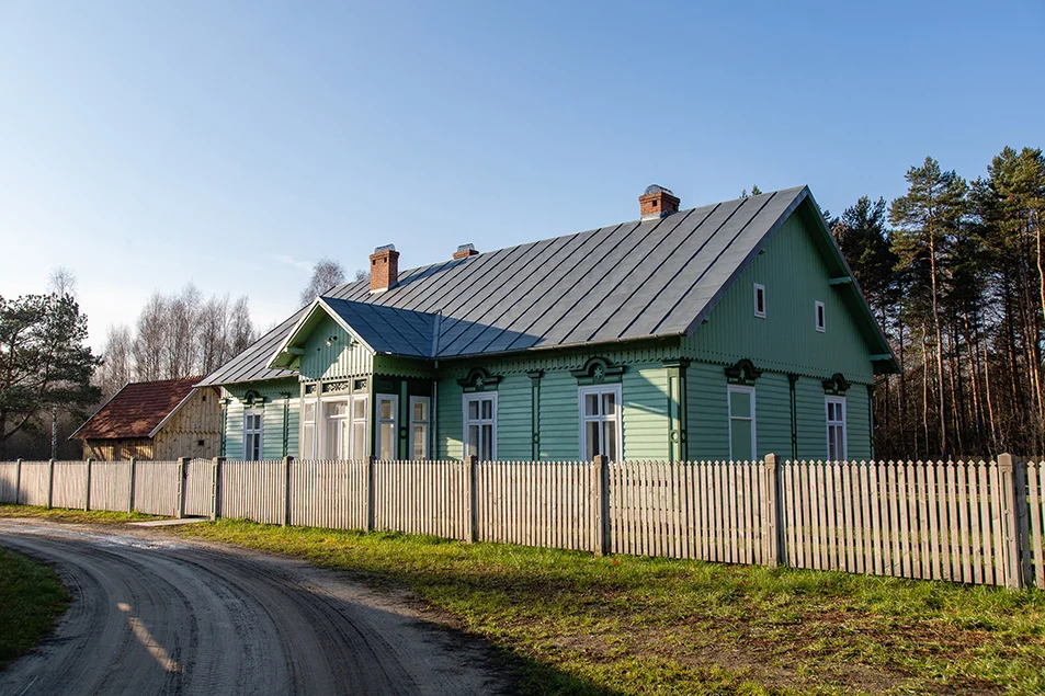 Plebania z Ostrów Tuszowskich przeniesiona do skansenu w Kolbuszowej. Jej zestawienie trwało 3 lata [ZDJĘCIA] - Zdjęcie główne