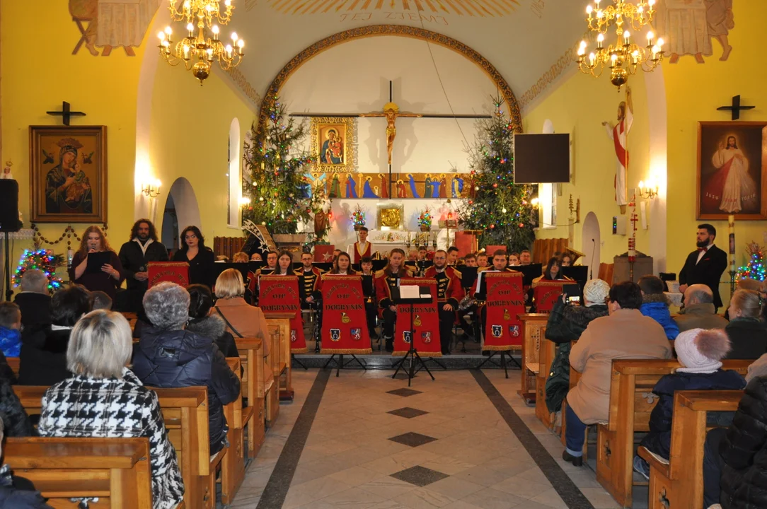 Koncert kolęd Orkiestry Dętej Dobrynin w kościele w Dobryninie