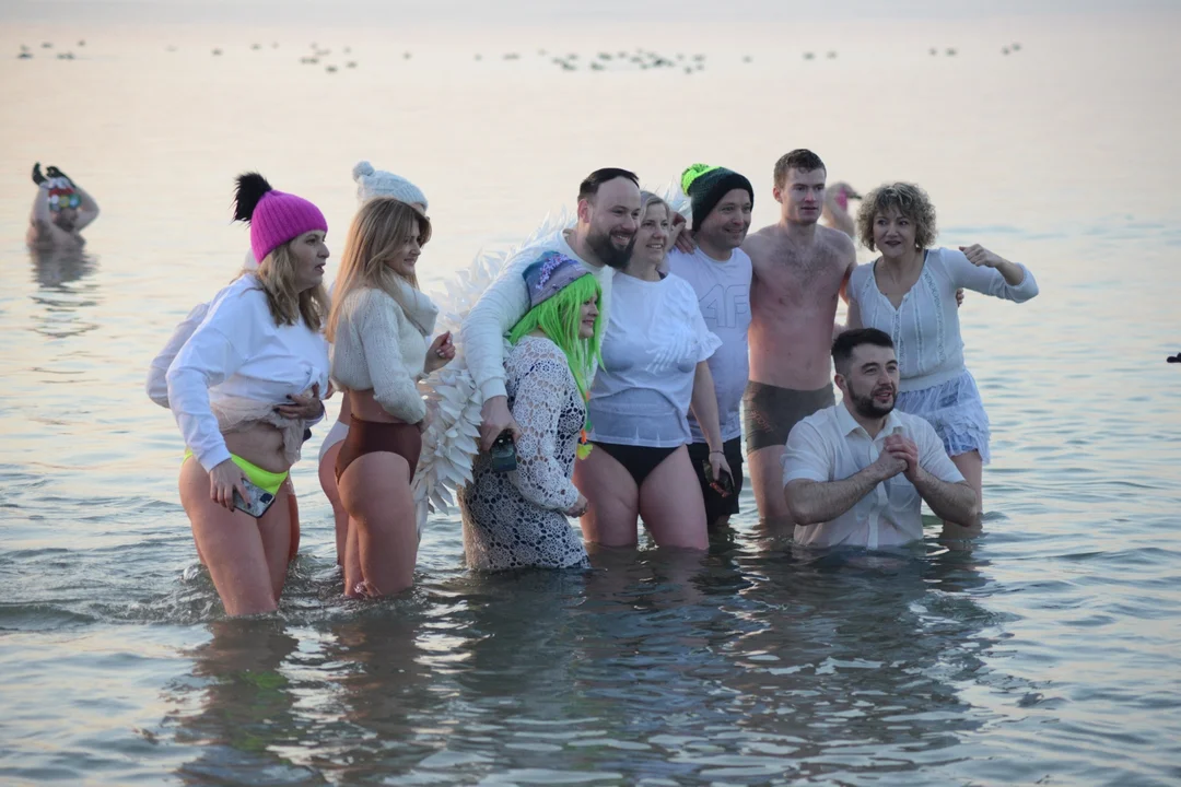 Marcowe "Jezioro Aniołów" w Tarnobrzegu. Piękny wschód słońca, morsowanie i kwiaty dla pań