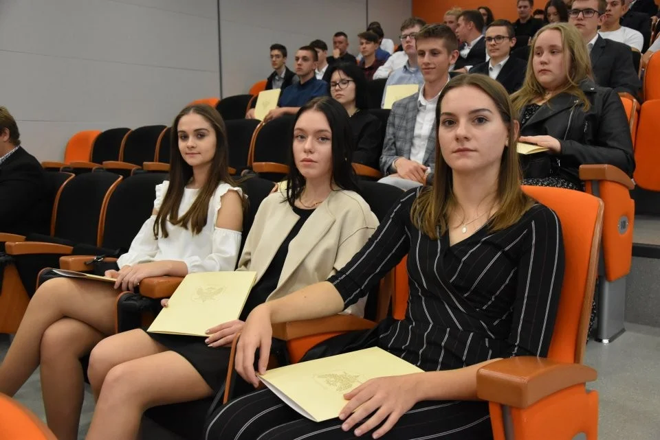 Rozdanie stypendiów dla uczniów z powiatu sanockiego [ZDJĘCIA] - Zdjęcie główne