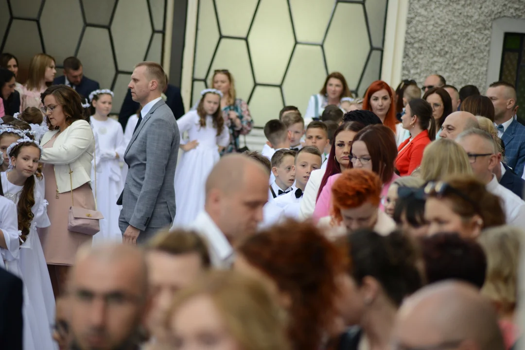 Pierwsza Komunia Święta dzieci ze Szkoły Podstawowej numer 10 w Tarnobrzegu. Parafia Matki Bożej Nieustającej Pomocy
