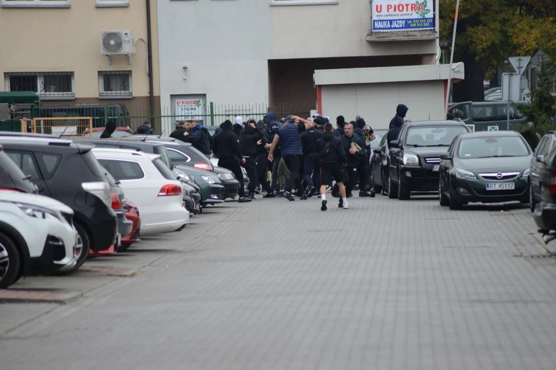 Kibole Stomilu Olsztyn i bójka pod stadionem w Tarnobrzegu