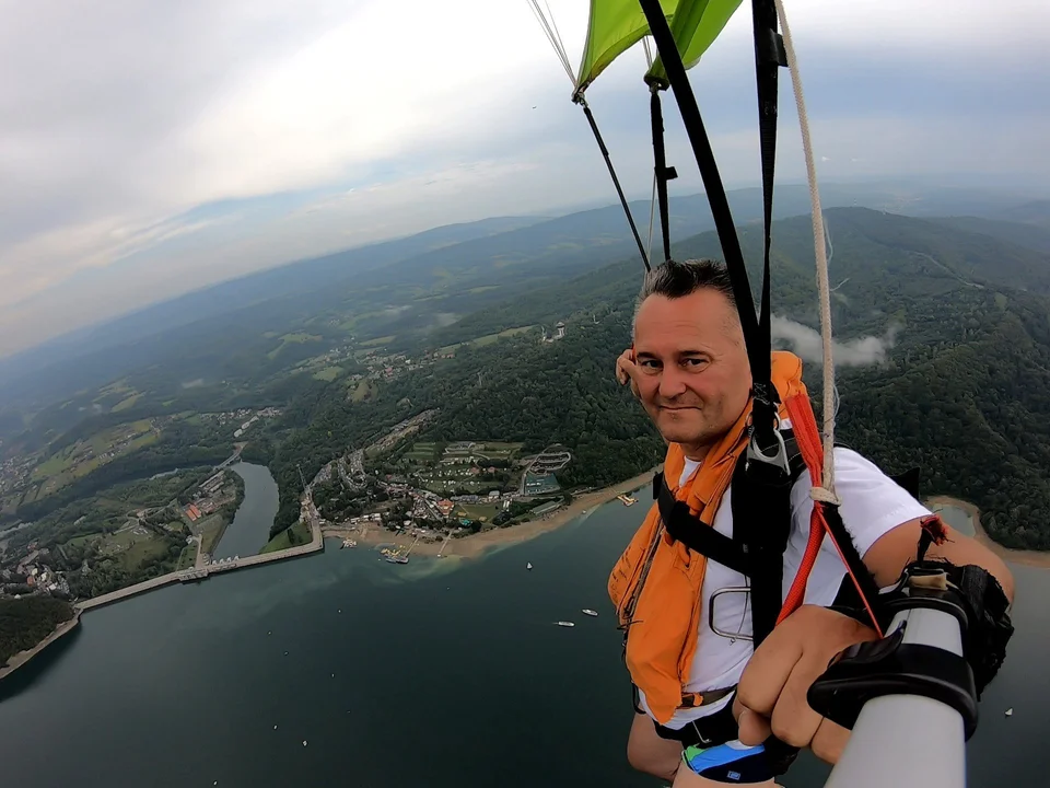 Skoki na spadochronie z lądowaniem w Jeziorze Solińskim