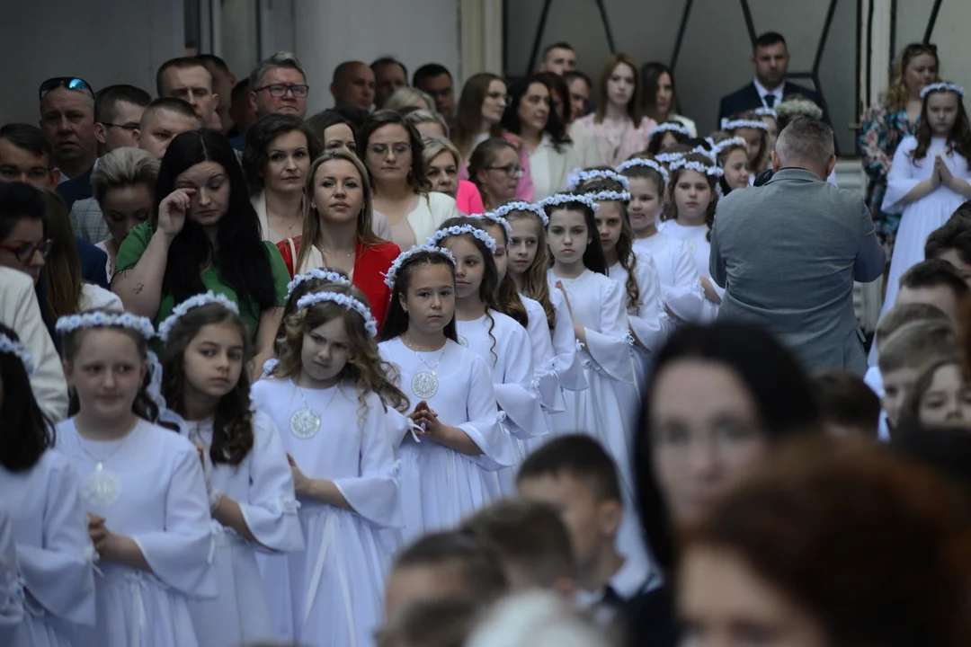 Pierwsza Komunia Święta dzieci ze Szkoły Podstawowej numer 10 w Tarnobrzegu. Parafia Matki Bożej Nieustającej Pomocy