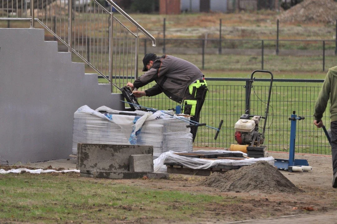 Miesiąc do zakończenia prac na boisku sportowym w Dzikowcu. Zobacz, jak aktualnie wygląda stadion [ZDJĘCIA] - Zdjęcie główne