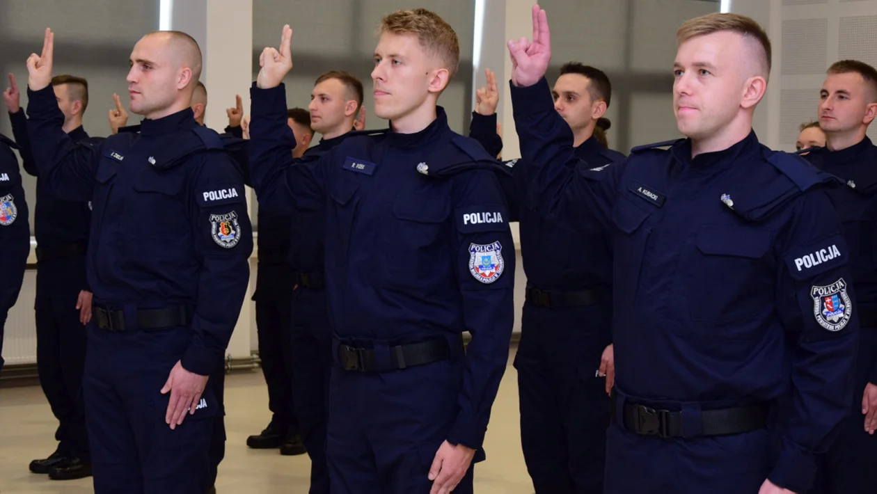 Nowi policjanci trafią do jednostek na Podkarpaciu. Zobacz zdjęcia z uroczystego ślubowania - Zdjęcie główne