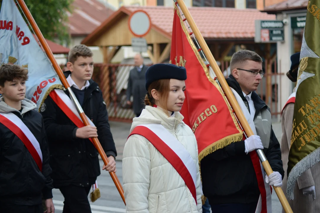 Narodowe Święto Niepodległości w Tarnobrzegu. Uroczystości przy pomniku Marszałka Józefa Piłsudskiego. - 104 lata temu narodziła się nowoczesna Polska - mówi prezydent miasta Dariusz Bożek [ZDJĘCIA - CZĘŚĆ 1]