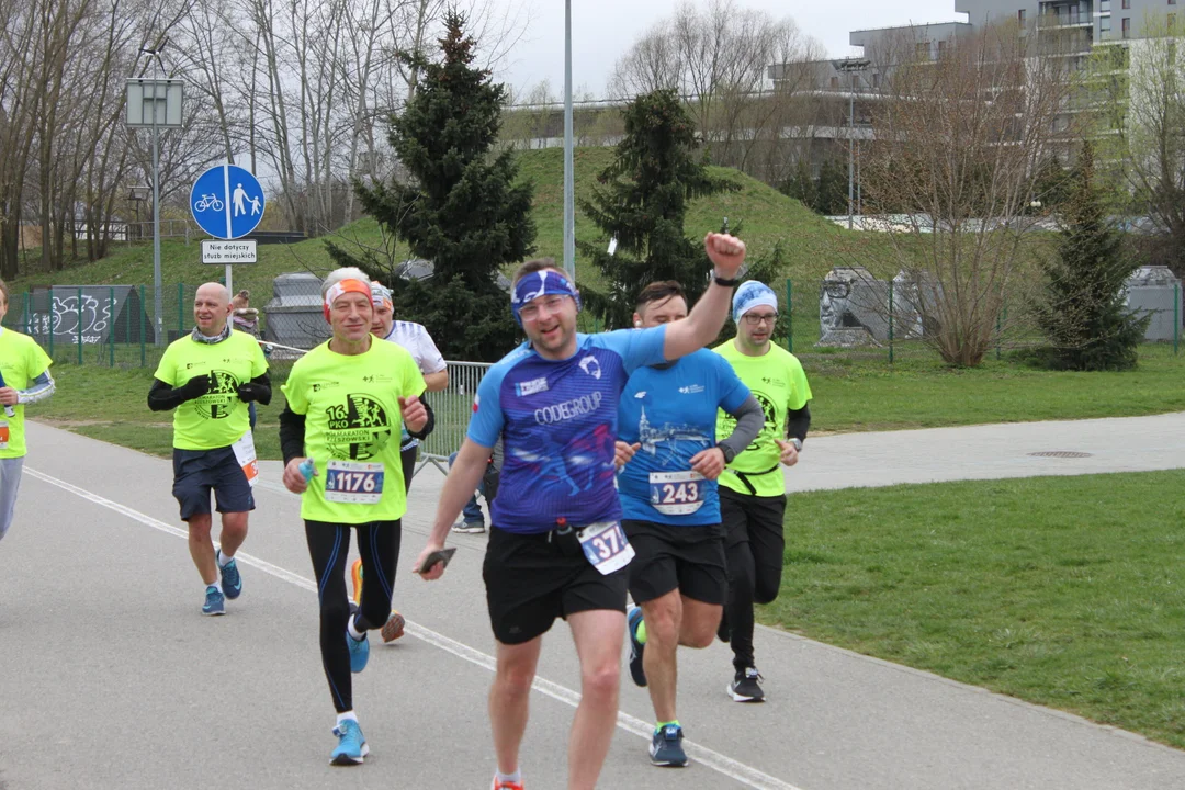 16. PKO Półmaraton Rzeszowski. Szczęśliwi biegacze na trasie oraz na meci