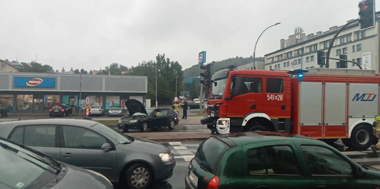 Kolizja na skrzyżowaniu Mickiewicza i Królowej Bony