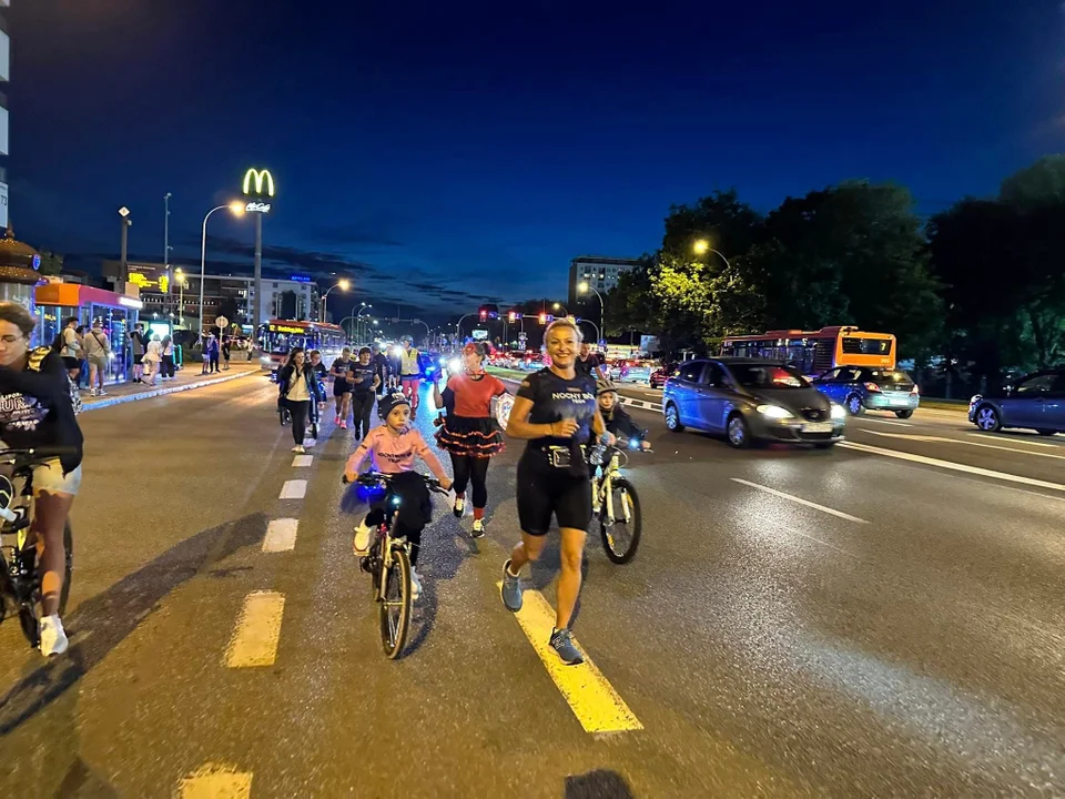 Nightskating Rzeszów. Rolkarze pokonali 10 km nocą ulicami Rzeszowa