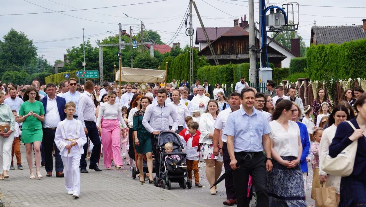 Tłumy wiernych na procesji Bożego Ciała w Cmolasie [ZDJĘCIA] - Zdjęcie główne