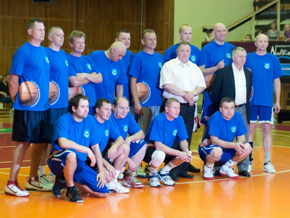 50 lat koszykówki w Tarnobrzegu. Efektowne wsady, zawodnicy Siarki, kibice i piękne Cheerleaders Gdynia