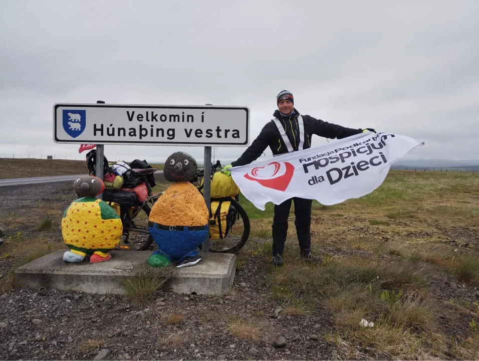 Policjant z Rzeszowa rowerem chce okrążyć Islandię. 2000 km w ramach akcji charytatywnej - Zdjęcie główne