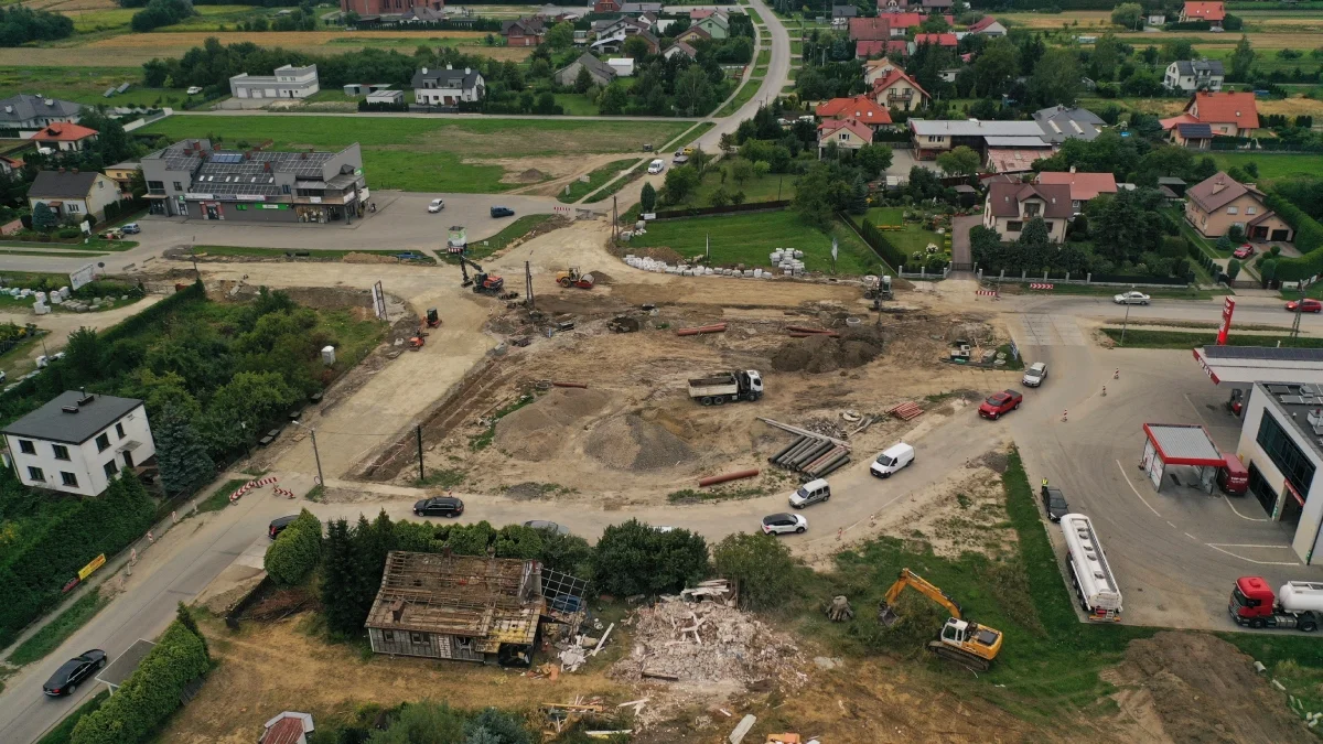 Postępy prac budowlanych na rondzie w Woli Mieleckiej [ZDJĘCIA - DRON]