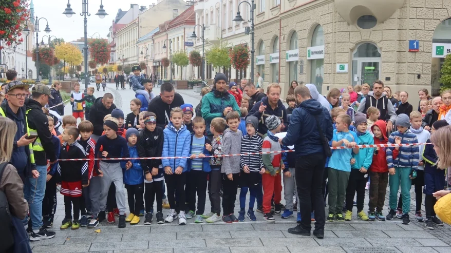 Biegi młodzieżowe 2022 w Rzeszowie. Mnóstwo uczestników [ZDJĘCIA, WIDEO]