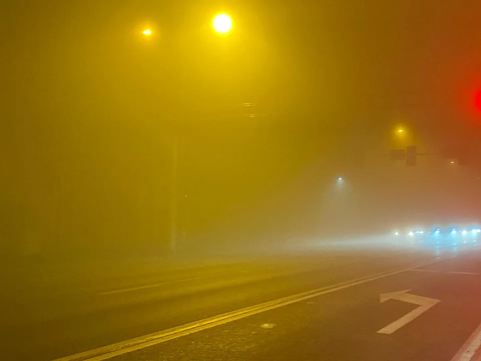 Gęsta mgła w Rzeszowie i miejscowe oblodzenia. IMGW ostrzega cały Rzeszów i powiat