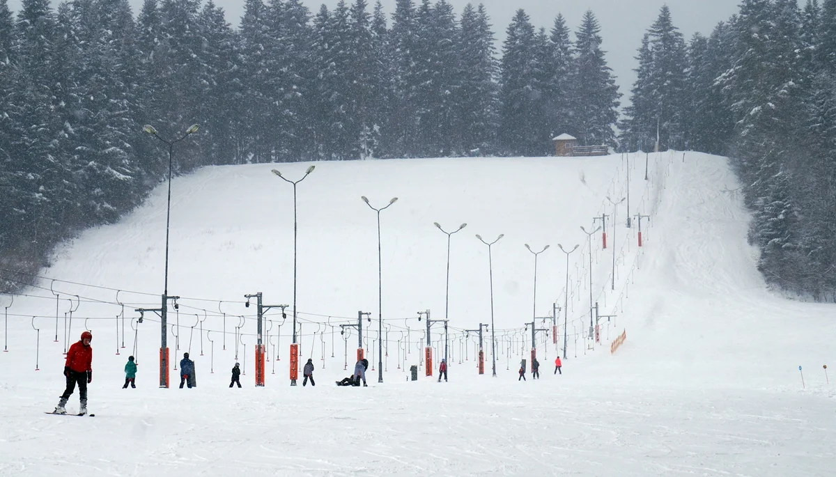 Lesko.ski w Weremieniu. Zimowa aura zachęciła do jazdy na nartach, snowboardzie i sankach [ZDJĘCIA] - Zdjęcie główne