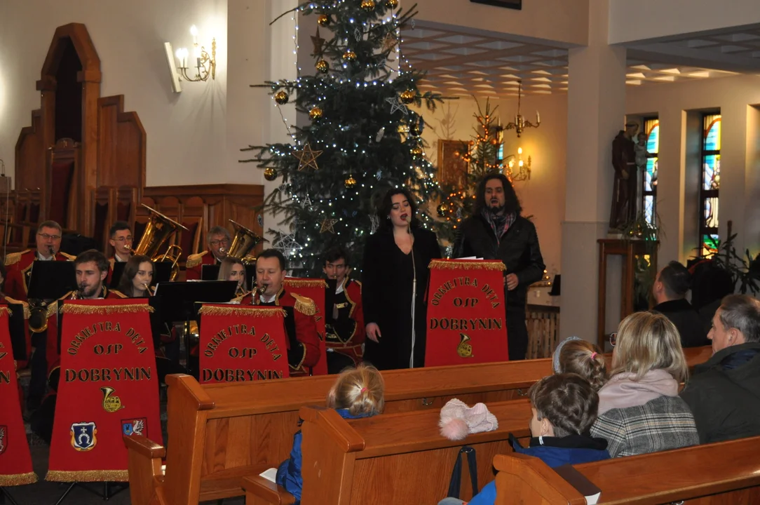 Koncert Kolęd Orkiestry Dętej Dobrynin wraz z solistami w kościele w św Marka w Rzochowie.