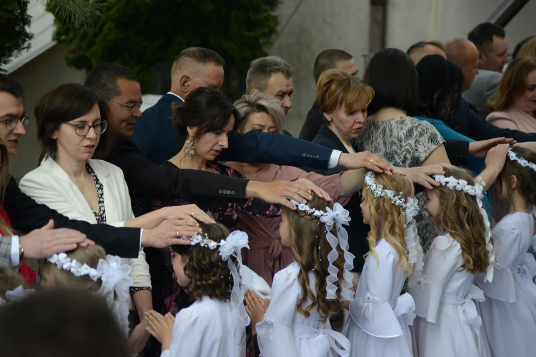 Pierwsza Komunia Święta dzieci ze Szkoły Podstawowej numer 10 w Tarnobrzegu. Parafia Matki Bożej Nieustającej Pomocy