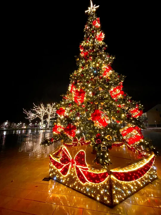 Świąteczne iluminacje na Rynku w Stalowej Woli-Rozwadowie