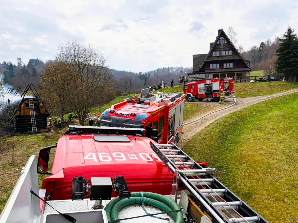 Pożar drewnianego budynku w Bieszczadach
