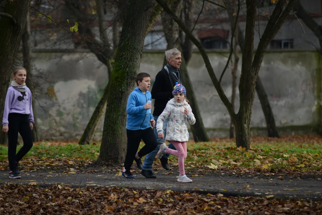 Tłumy na Biegu Historycznym "Dzieci dla Niepodległej" w Tarnobrzegu. Blisko 200 uczestników pobiegło alejkami Parku Dzikowskiego