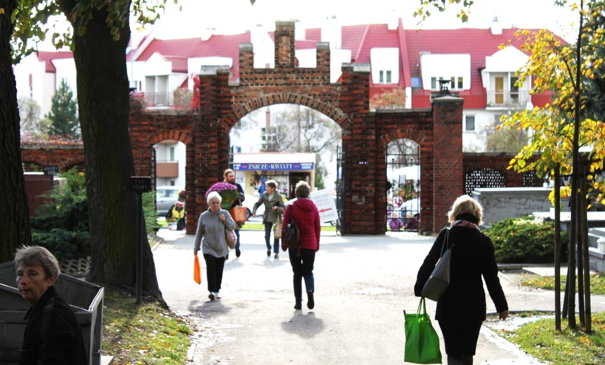 Rzeszowianie sprzątają groby przed Wszystkimi Świętymi na cmentarzu Pobitno