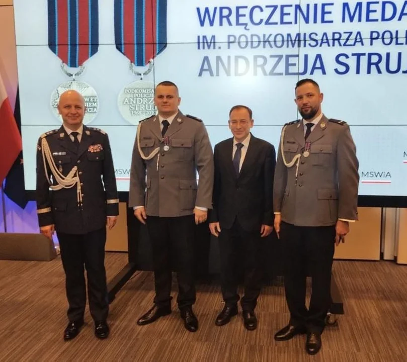 Policjanci z Kolbuszowej z medalem za uratowanie życia ludzkiego. Mundurowi wśród 86 wyróżnionych z całej Polski [ZDJĘCIA] - Zdjęcie główne