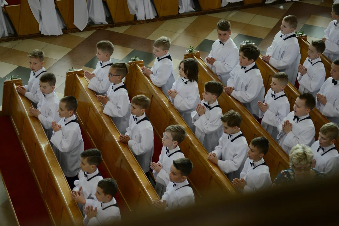 Pierwsza Komunia Święta dzieci ze Szkoły Podstawowej numer 10 w Tarnobrzegu. Parafia Matki Bożej Nieustającej Pomocy