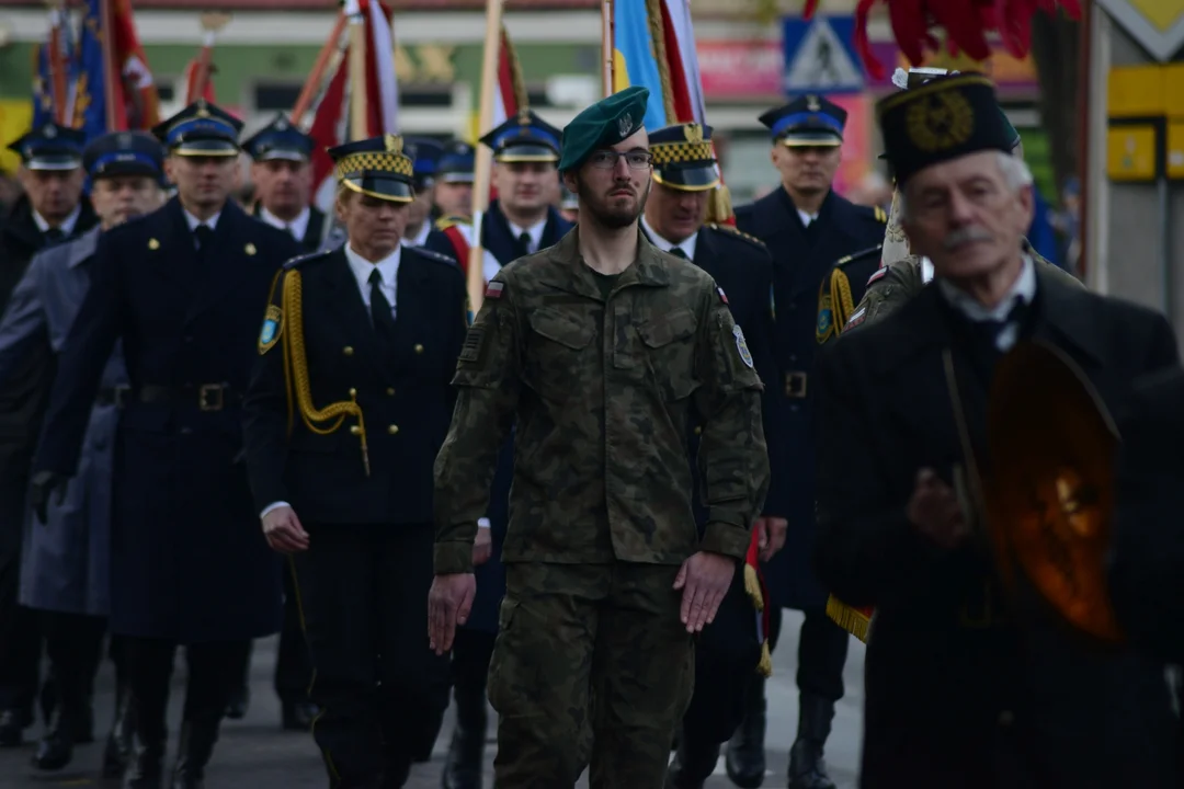 Narodowe Święto Niepodległości w Tarnobrzegu. Uroczystości przy pomniku Marszałka Józefa Piłsudskiego. - 104 lata temu narodziła się nowoczesna Polska - mówi prezydent miasta Dariusz Bożek [ZDJĘCIA - CZĘŚĆ 1]