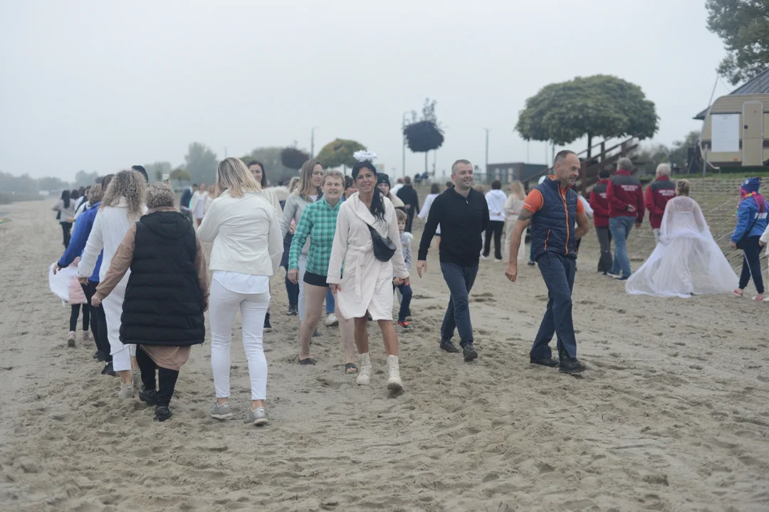 "Jezioro Aniołów" nad Jeziorem Tarnobrzeskim - zatańczyli poloneza na plaży