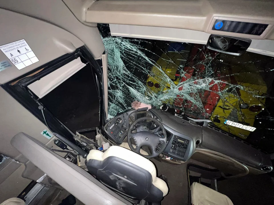 Policja w Brzozowie o wypadku autokaru w Grabownicy Starzeńskiej [ZDJĘCIA WEWNĄTRZ POJAZDU] - Zdjęcie główne