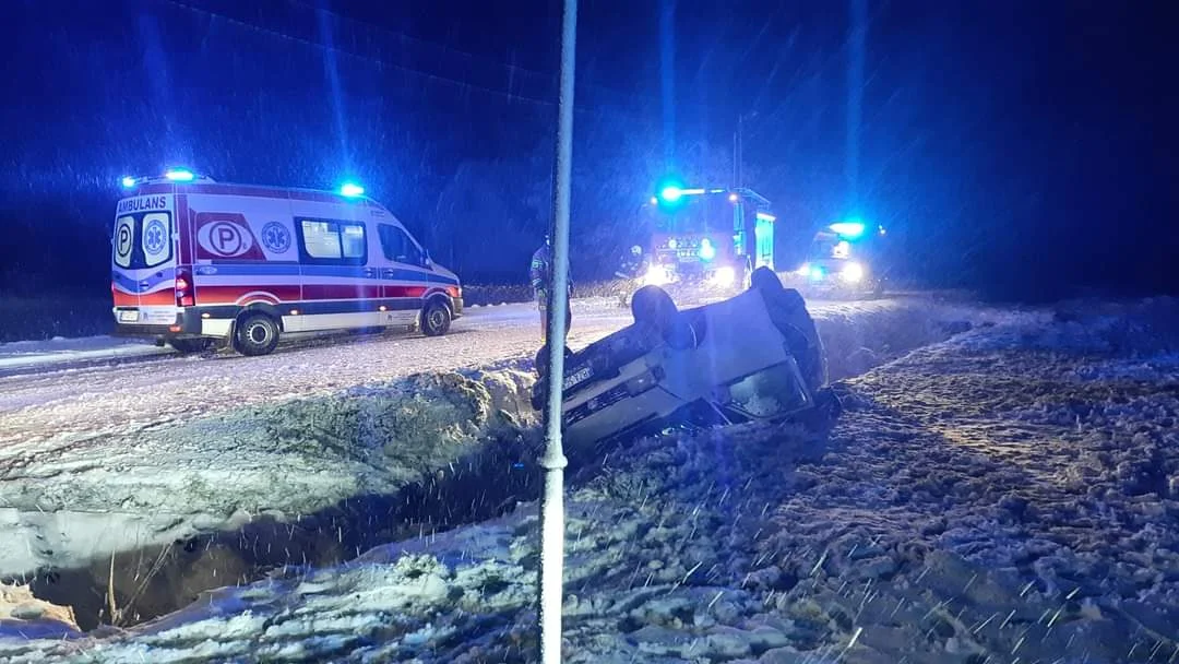 Auto w rzece, dachowanie pojazdu. Atak zimy na północy Podkarpacia