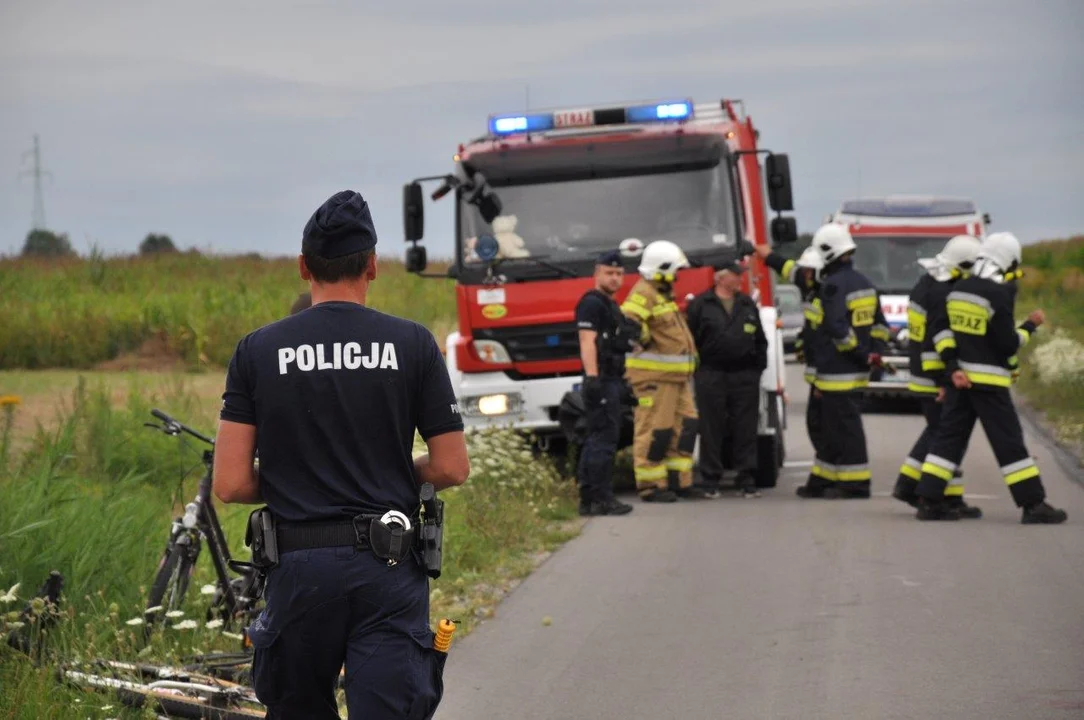 Wypadek w Cmolasie z udziałem rowerzysty. Policjanci pracują na miejscu [ZDJĘCIA] - Zdjęcie główne