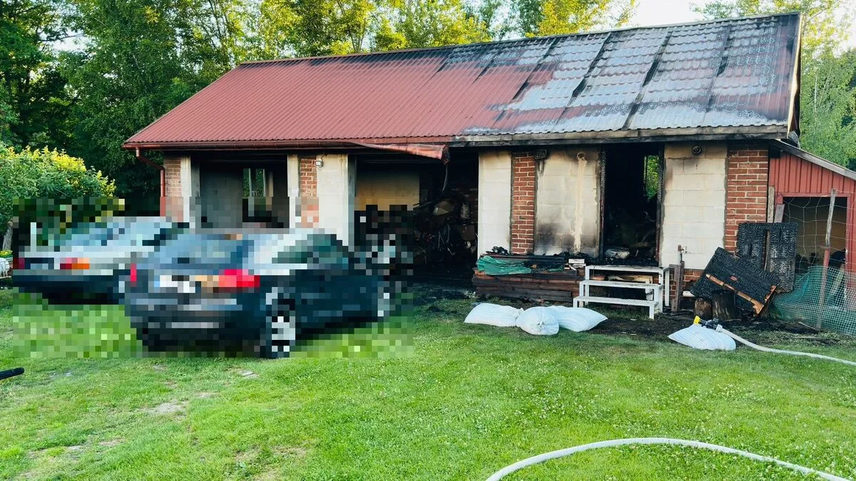Policjanci pracowali na miejscu wybuchu w garażu w Stobiernej