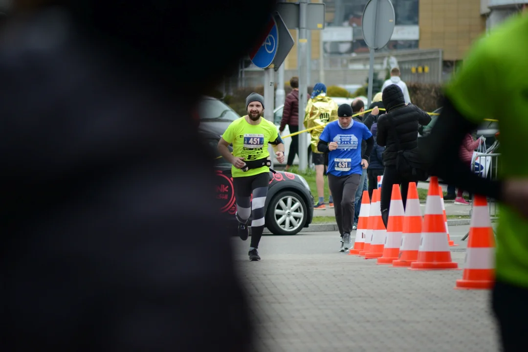 Mnóstwo biegaczy z całego regionu i nie tylko na 16. PKO Półmaratonie Rzeszowskim oraz 8. PKO Sztafecie Półmaratońskiej - zdjęcia część 2