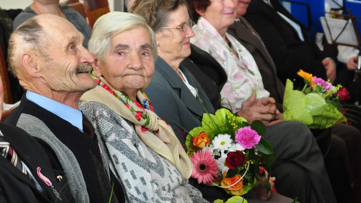 Medale dla małżeństw z gminy Majdan Królewski. Zobacz zdjęcia z 2012 roku [ZDJĘCIA] - Zdjęcie główne