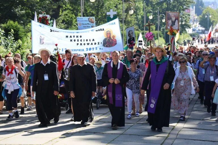 40. Piesza Pielgrzymka Diecezji Sandomierskiej dotarła na Jasną Górę. Wśród pątników mieszkańcy gminy Majdan Królewski[ZDJĘCIA] - Zdjęcie główne