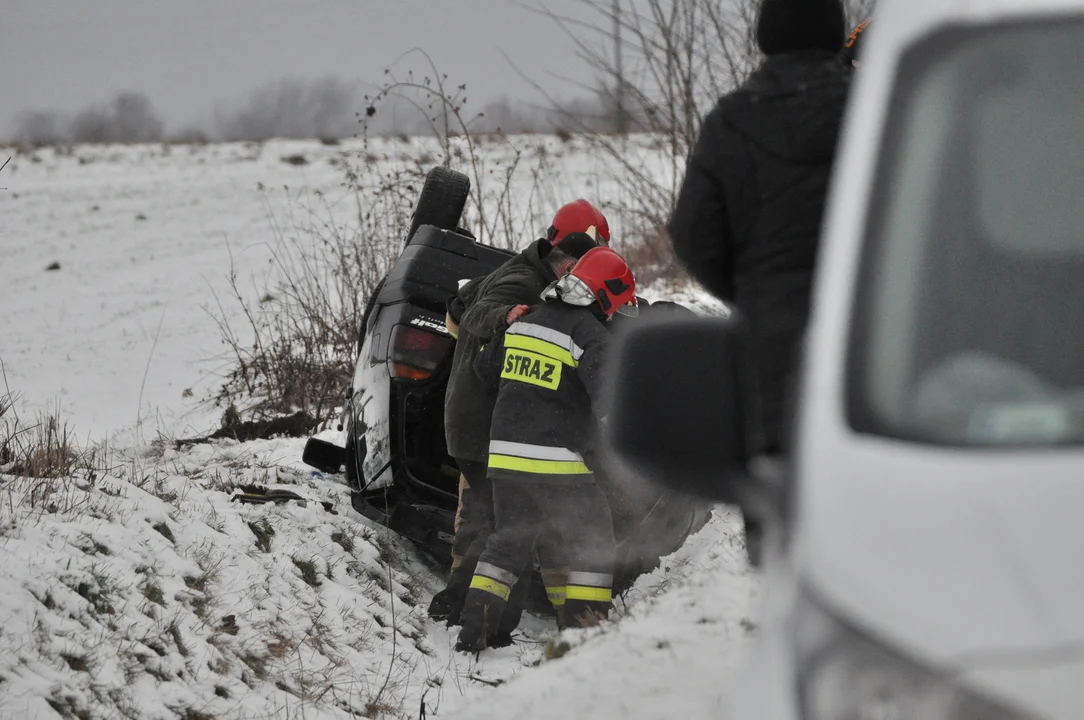 Dachowanie samochodu na trasie Werynia - Dzikowiec - 31.01.2023